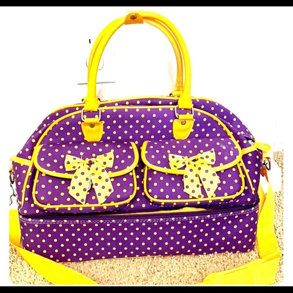 a travel bag - Picture 2 of 4